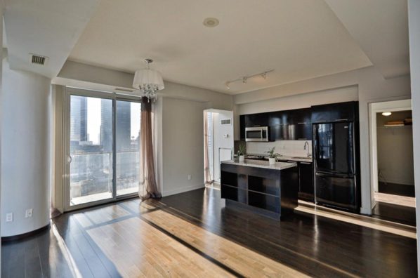 1708-126-Simcoe-St-Boutique-Condos-Toronto-11_livingroom